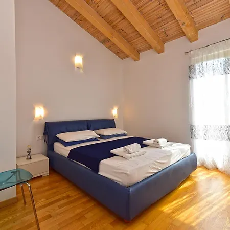 Volme 2445 Apartment